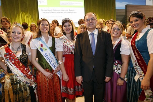 a Bundeslandwirtschaftsminister Schmidt mit den Fränkischen Königinnen