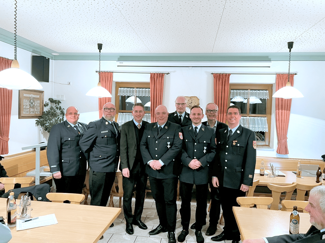 Von links nach rechts: Kdt. Dieter Moser, KBI Christian Schmidt, LR Dr. Jürgen Ludwig, Norbert Sauernheimer, Thomas Steinmetz, Andreas Grasser, Bgm. Dr. Jürgen Pfeiffer, KBM Florian Kemper