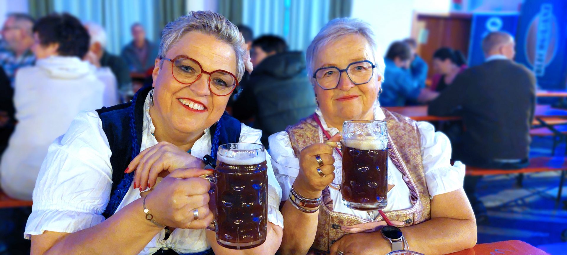 zwei Frauen im Dirndl mit Bockbierkrug